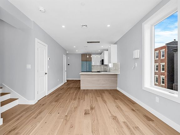 4th image of 181 Maverick St #Penthouse