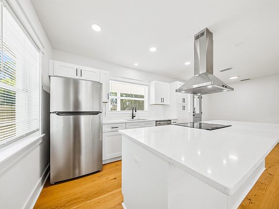 3rd image of 1827 Fernando Dr