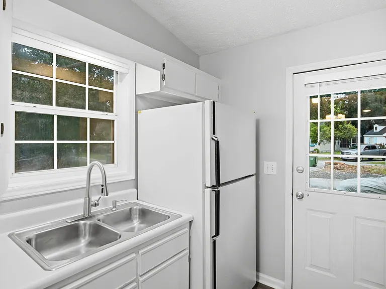 630 Varsity Dr — Photo 34