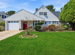 46 Boxwood Lane, Hicksville, NY 11801