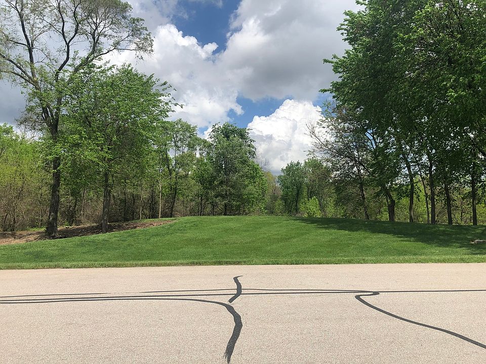2nd image of 6 W Lexington Cir