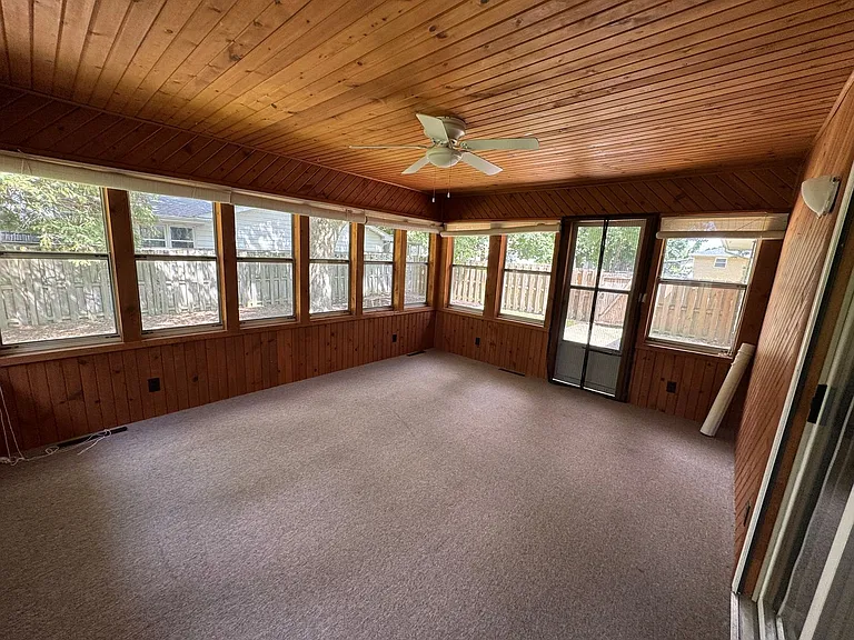 209 W Royal Dr — Photo 17