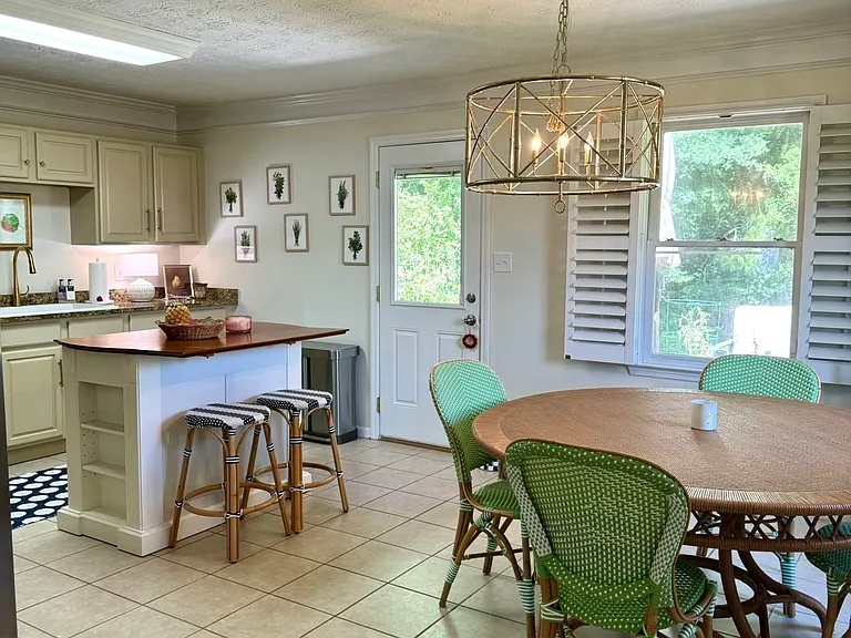 410 Seagraves Dr — Photo 4