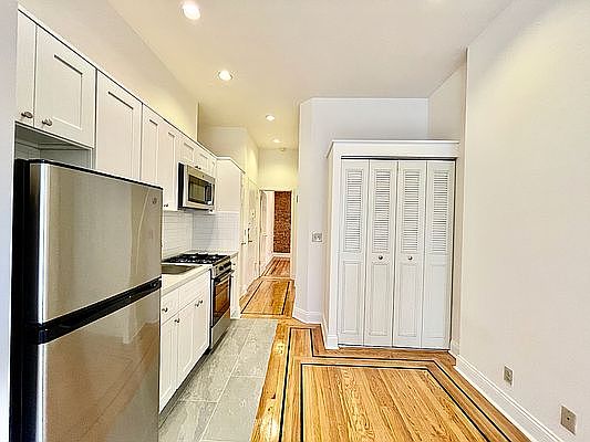 5th image of 324 E 34th St APT F3