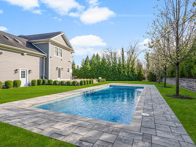 16 Hilltop Dr — Photo 3