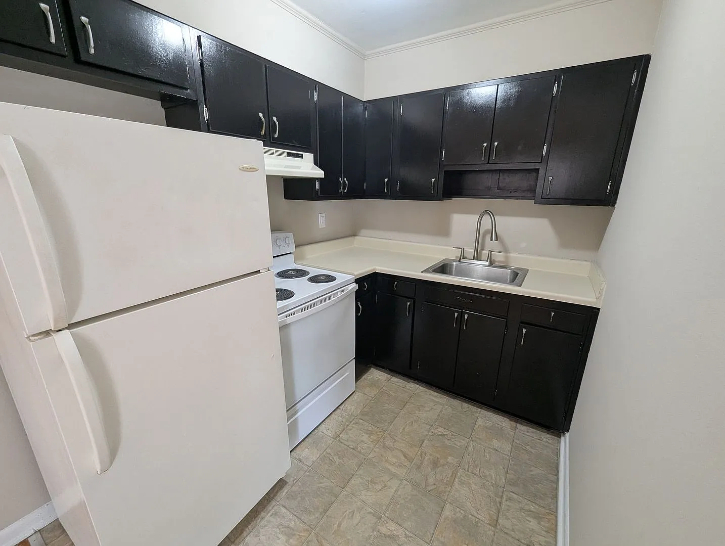 Colonial Apartments - 105 Bloomfield St — Photo 3