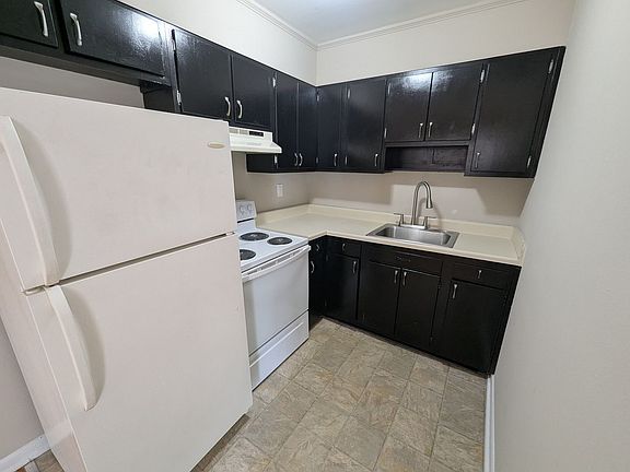 3rd image of 105 Bloomfield St APT 7