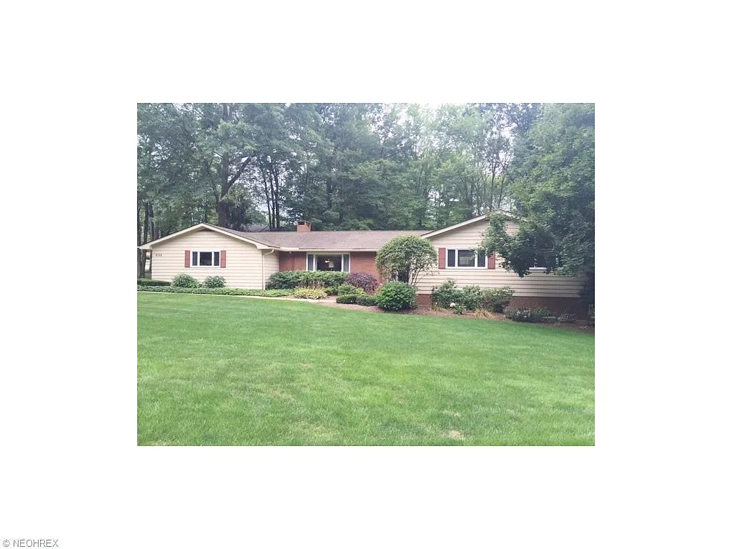8728 Forest Hill Dr NE photo 1