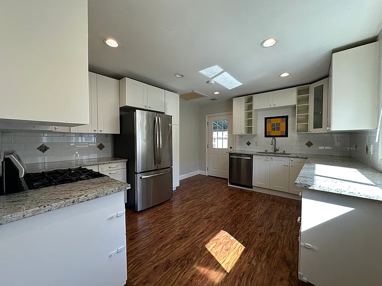 764 E Saint James St — Photo 3