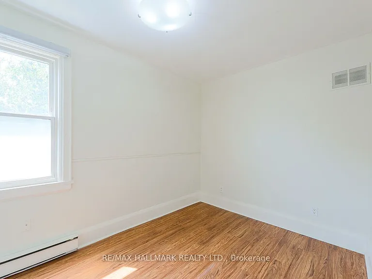 2159 Gerrard St E #UPPER — Photo 5