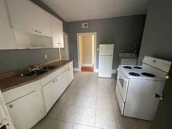 2nd image of 2829 Herschel St APT 4