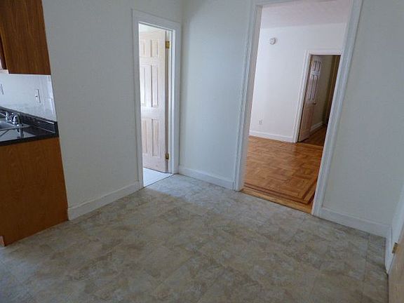 5th image of 2427 29th St APT 1F