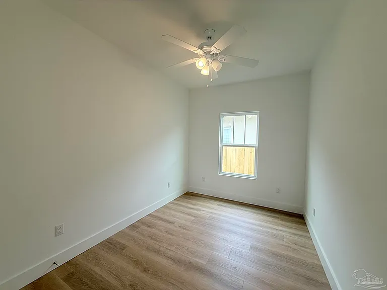 1901 N Davis Hwy — Photo 15