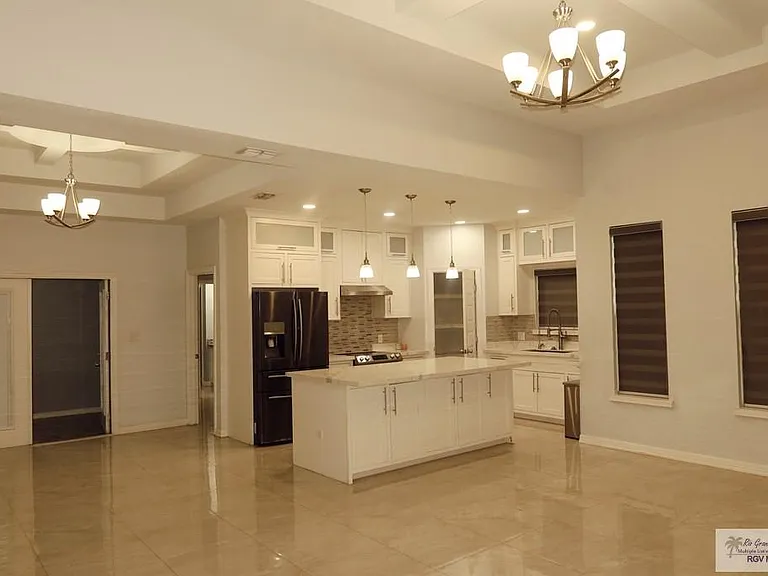 2428 San Marino Dr — Photo 2