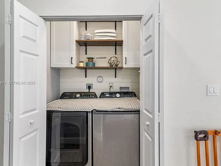 2417 NE 2nd Dr — Photo 14