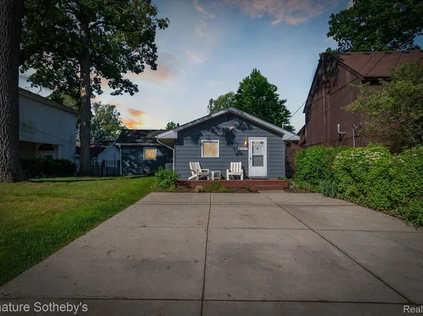 8855 Lakeview Dr, White Lake, MI 48386
