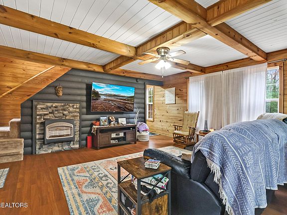 3rd image of 210 Northwood Dr