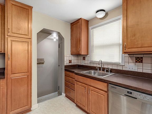 4th image of 912 N Edison Ave