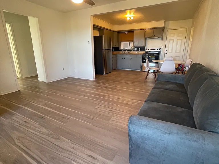 1305 Lynn St — Photo 6