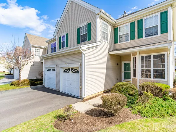 55 Woods Edge Ct, Parlin, NJ 08859