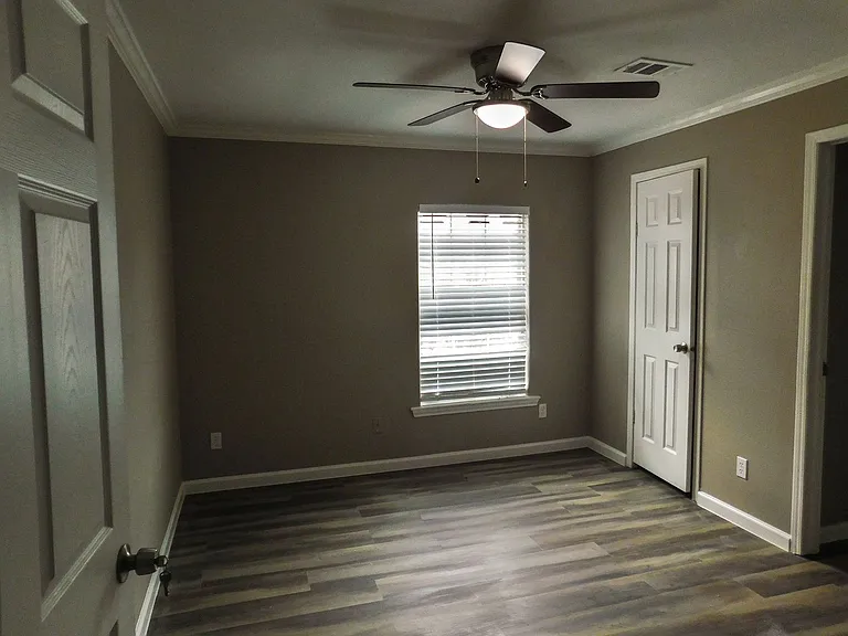 152 Varsity Dr — Photo 2
