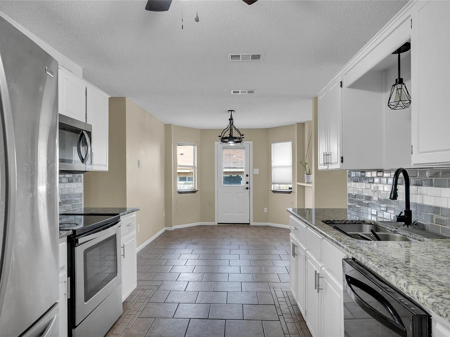 3 bed, 2.0 bath, 1517 sqft, $1,700 — Photo 4