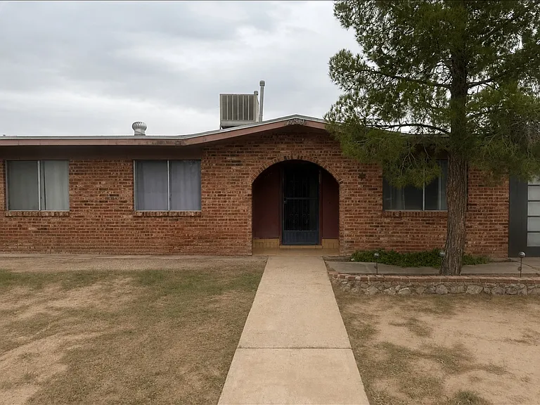 Mariana Cir — Photo 1