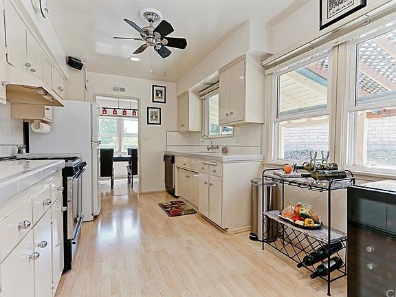 3rd image of 1727 W Ofarrell St