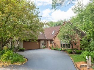 931 Lake Dr, Delafield, WI 53018