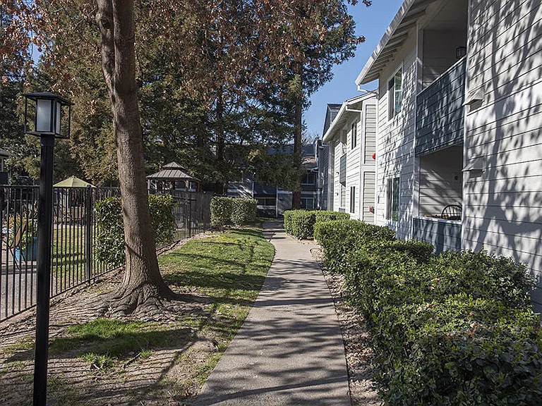 Oak Ridge Apartments — Photo 9