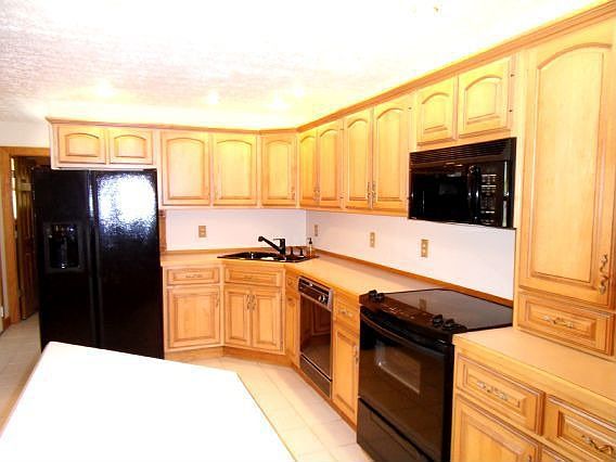 1st image of 221 Kenderton Trl