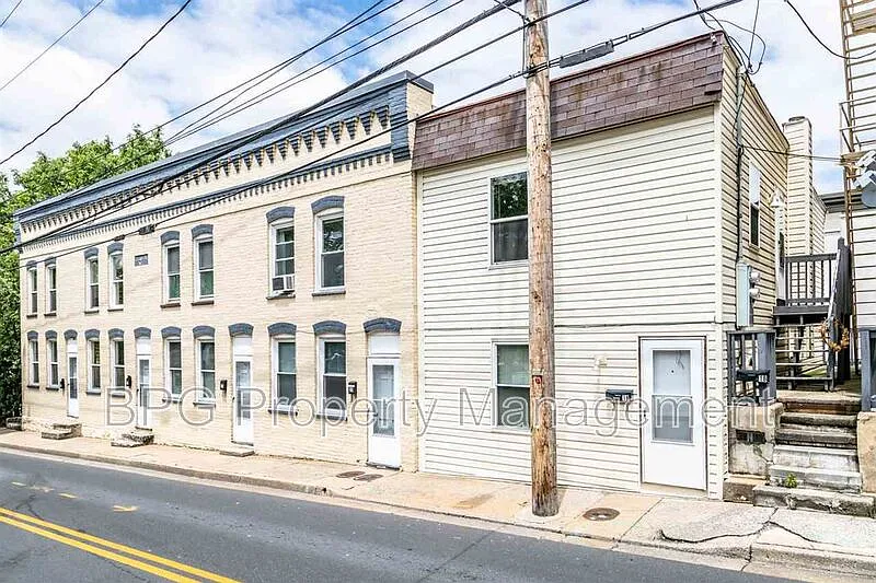 2 bed, 1.0 bath, $1,200 — Photo 3