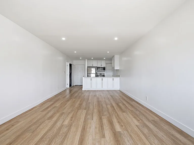 Encino Country Club Apartments — Photo 104