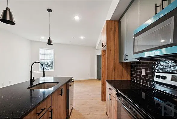 2 bed, $2,000 — Photo 4