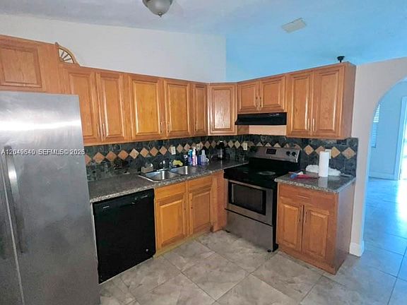 5th image of 2201 Scott St #B