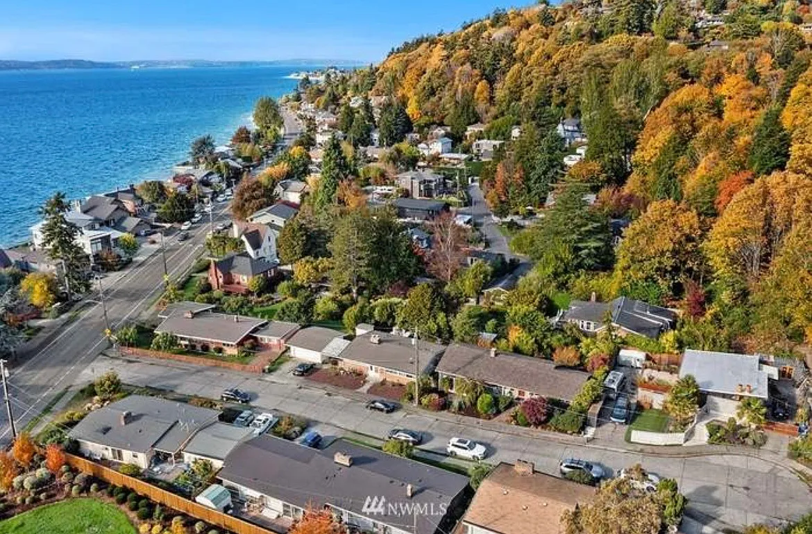 Building Photo - SW Beach Drive Ter