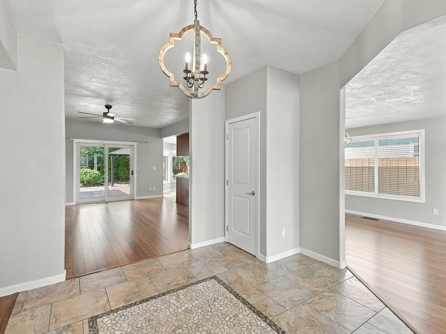 3 bed, 1877 sqft, $2,700 — Photo 2