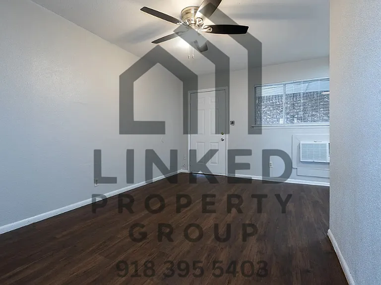One Bedroom Apartments on Marshall! — Photo 4