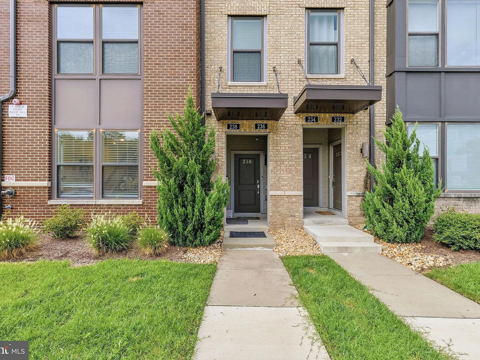 3 bed, 2.5 bath, 1524 sqft, $3,100 — Photo 3