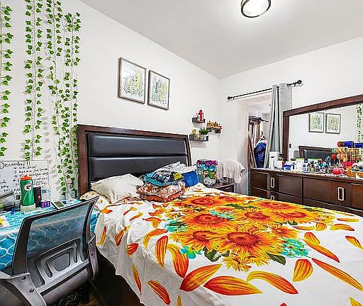 5th image of 527 Ashford St