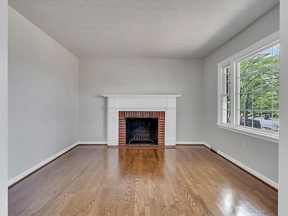 4th image of 1039 Almond Dr