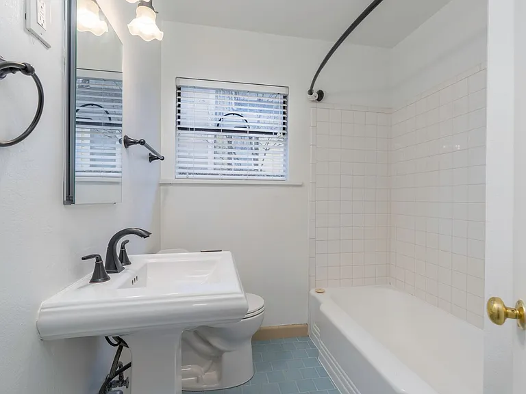 Lovely 1 Bed, 1 Bath at Irving Court Apartments — Photo 15