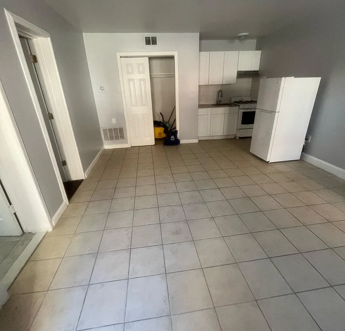 140 N Walnut St — Photo 2