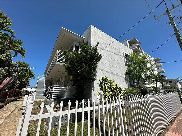 8321 Crespi Blvd #6 — Photo 1