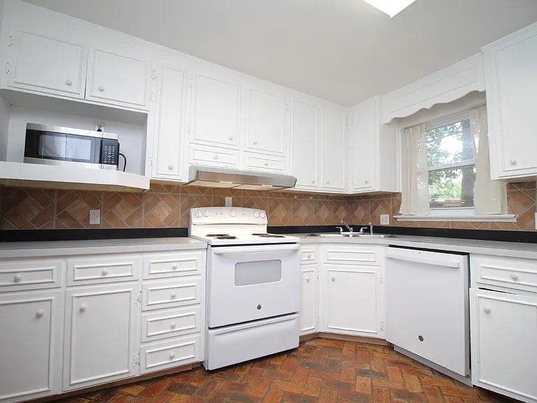 3875 Arbutus Dr — Photo 8