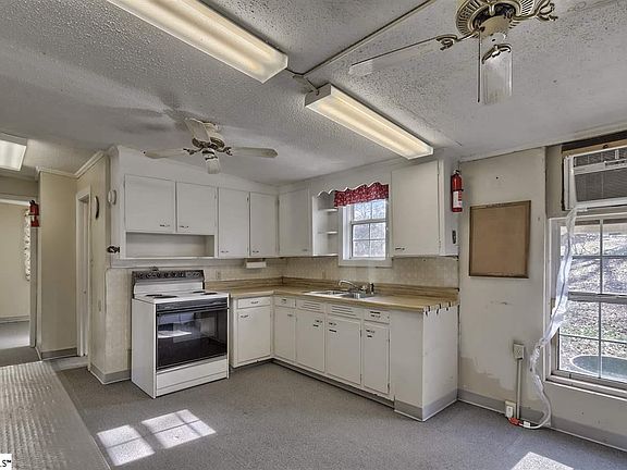 4th image of 106 Columbia Ave