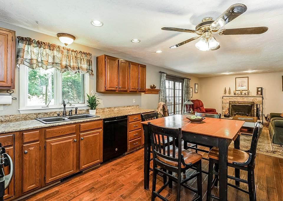 1st image of 22 Oxford Dr