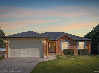 35024 Brighton Dr, Sterling Heights, MI 48310