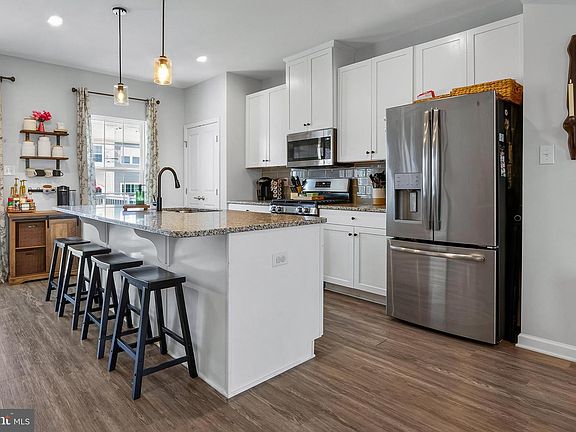 3rd image of 607 Evelyn Way
