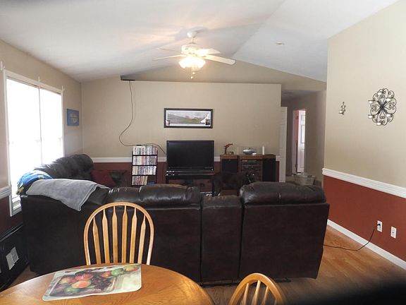 5th image of 556 W Belfast St